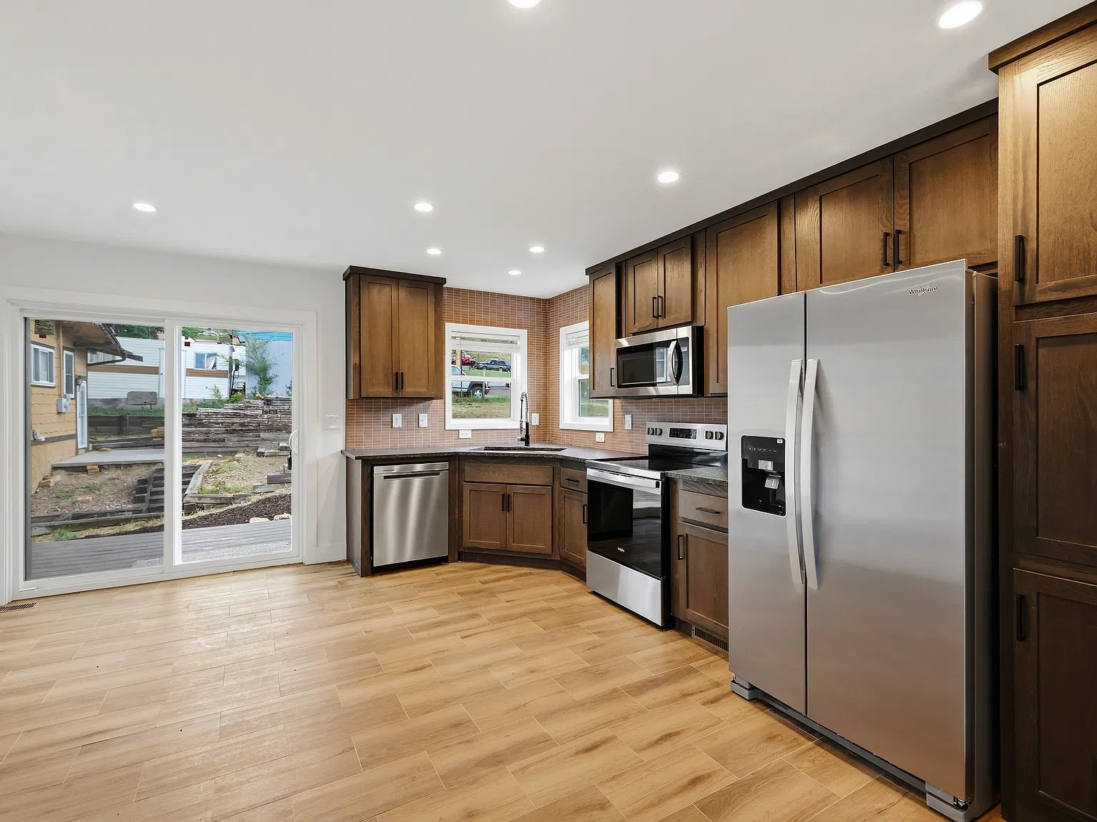 3 bed, 1152 sqft, $2,395 — Photo 4
