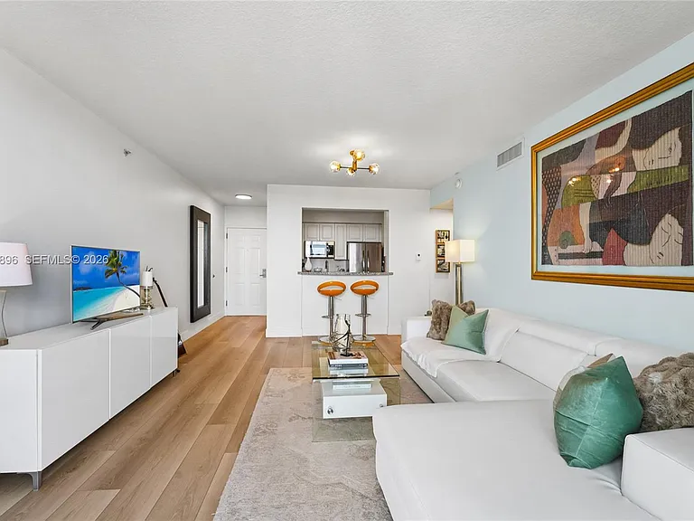 900 SW 8th St #1609 — Photo 5