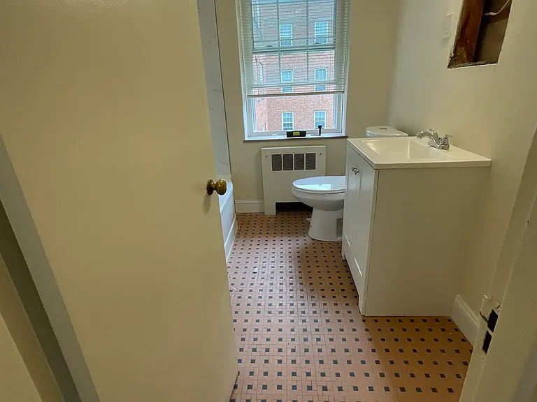 Country Club Apartments — Photo 29