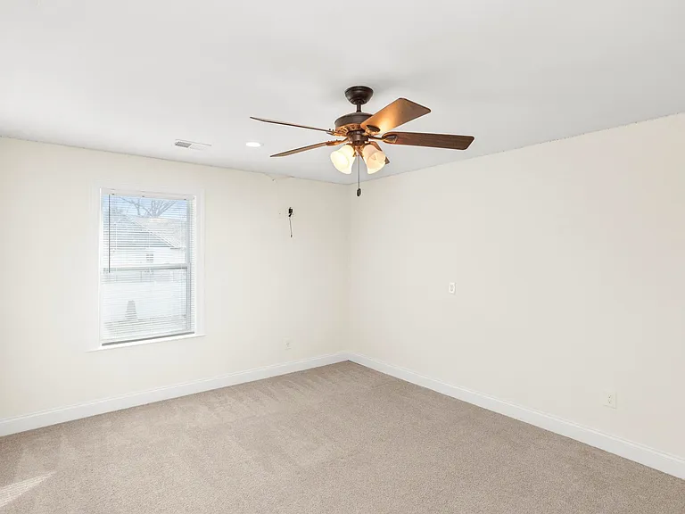 239 E Bledsoe St — Photo 36