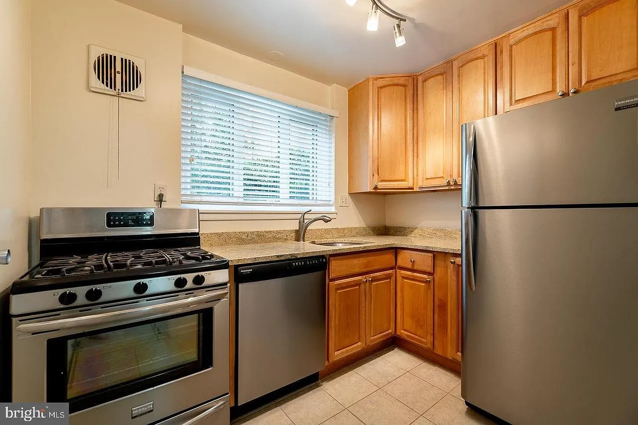 10410 Montrose Ave — Photo 3