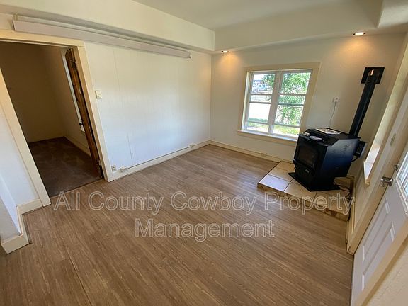 3rd image of 218 Hodgeman St