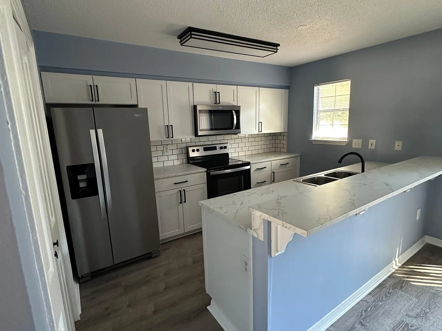 945 Ashley Ln — Photo 4