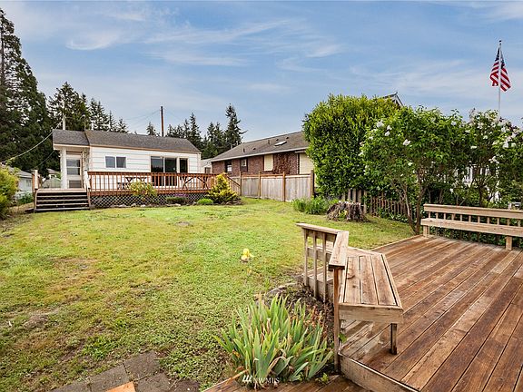 There is a second deck on the bluff overlooking the water, with built-in benches.>