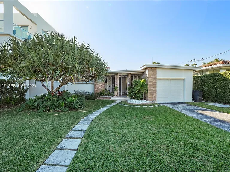 9424 Carlyle Ave — Photo 1