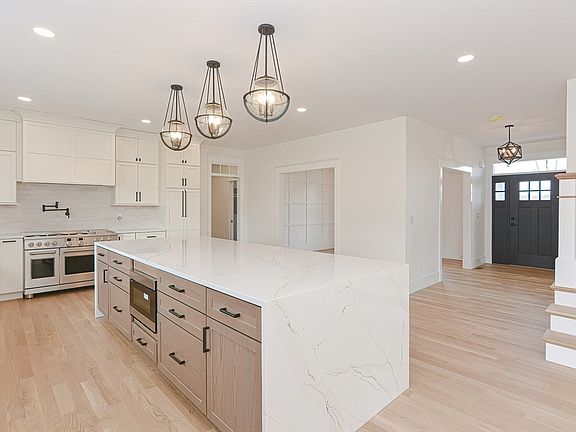 5th image of 11 Ledge Hill Ln
