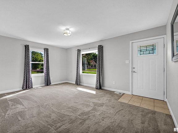 3rd image of 116 Holland Ct