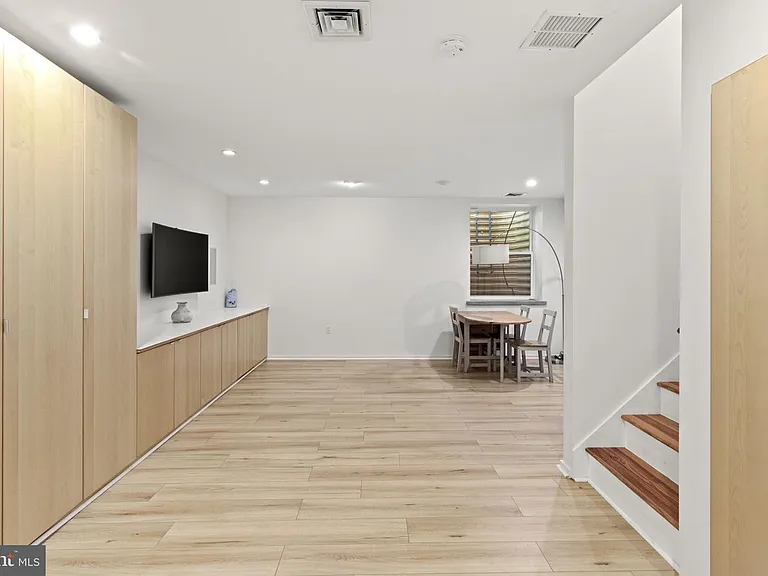 1123 N 3rd St — Photo 28