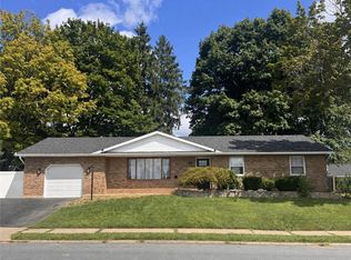 1432 Greenview Dr, Bethlehem, PA 18018