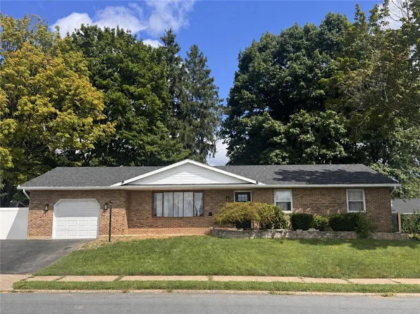 1432 Greenview Dr, Bethlehem, PA 18018