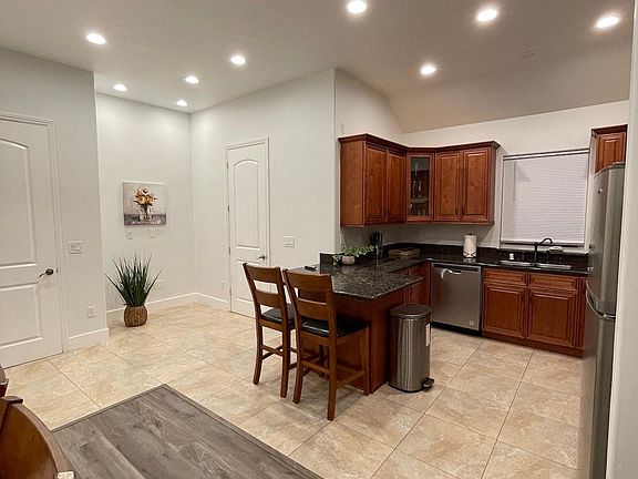 4th image of 2752 Walnut Ave