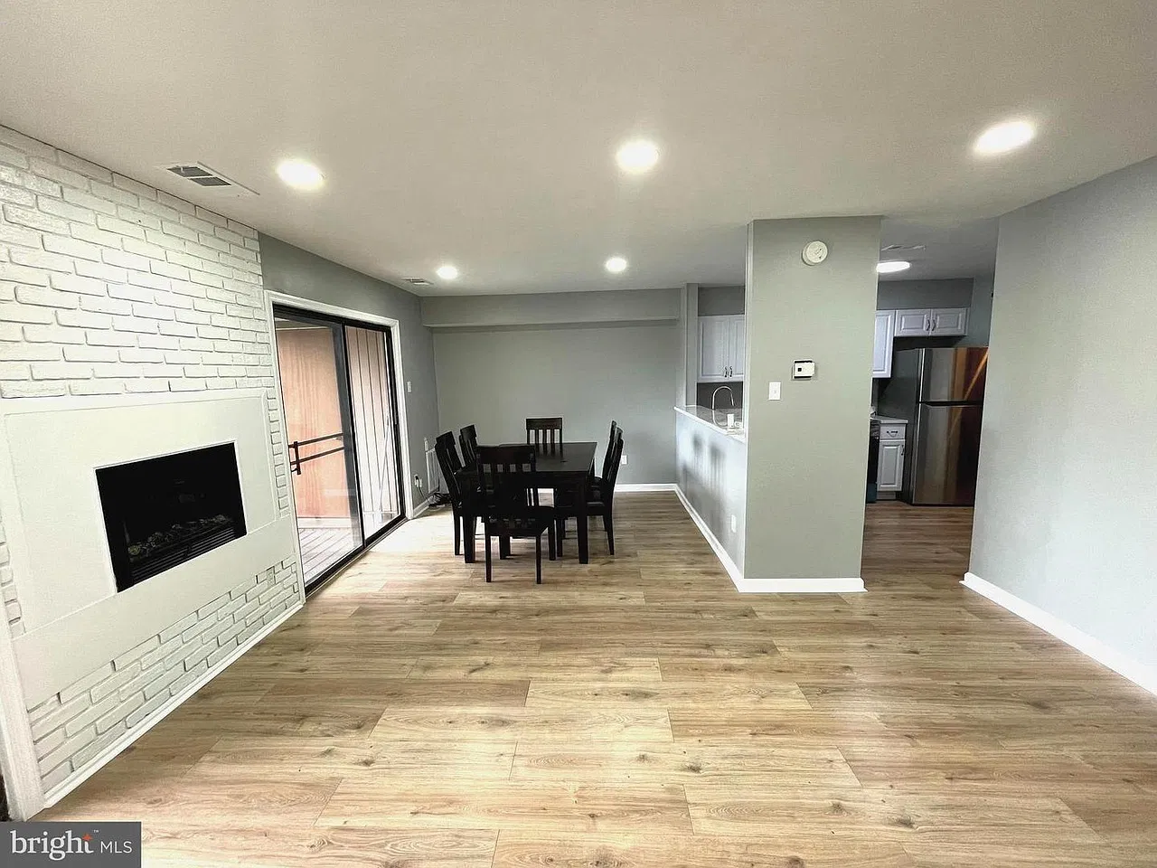 2 bed, 1.5 bath, 1058 sqft, $2,100 — Photo 3