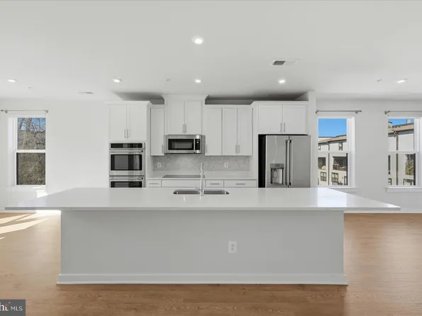 12118 Loblolly Dr #40, Fairfax, VA 22033