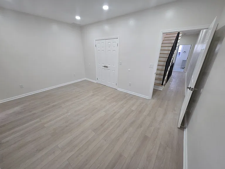13 Vermont Ave — Photo 12