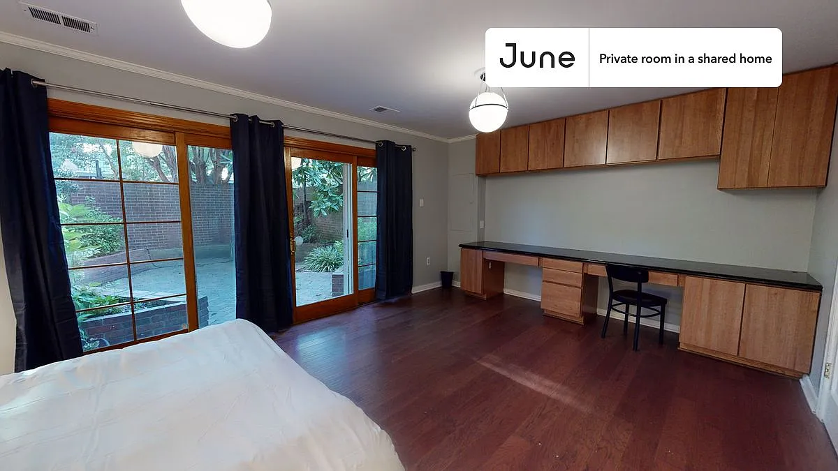 Queen bedroom in 7 bed/4 bath home in Southwest Waterfront #526 B — Photo 2
