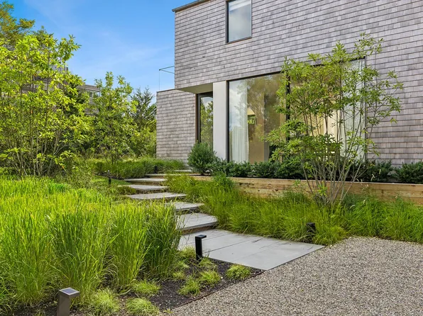 https://photos.zillowstatic.com/fp/876a7fda4e67a7058e5748c720e154a0-p_e.webp