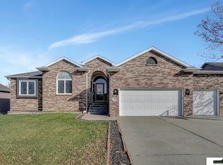 9432 Benziger Dr, Lincoln, NE 68526