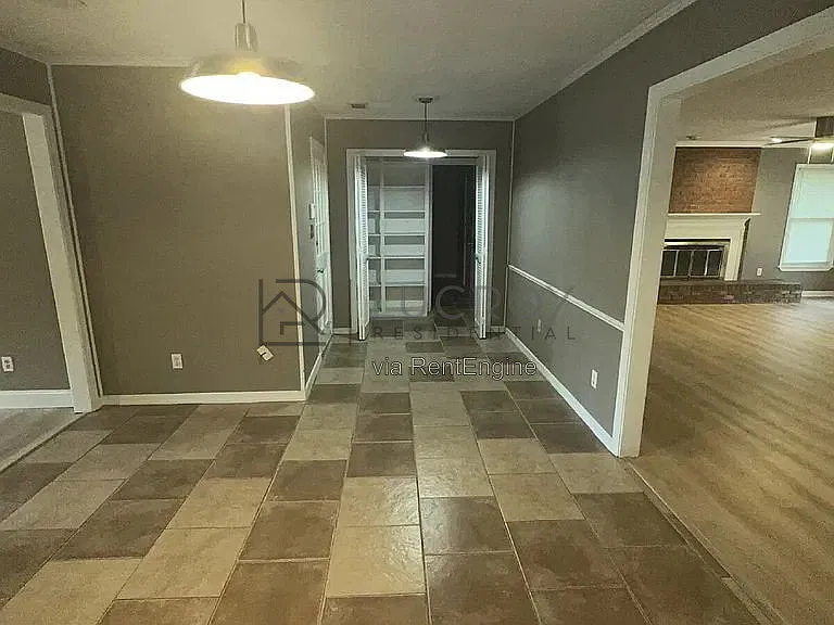 4 bed, 2.0 bath, 2344 sqft, $1,900 — Photo 4