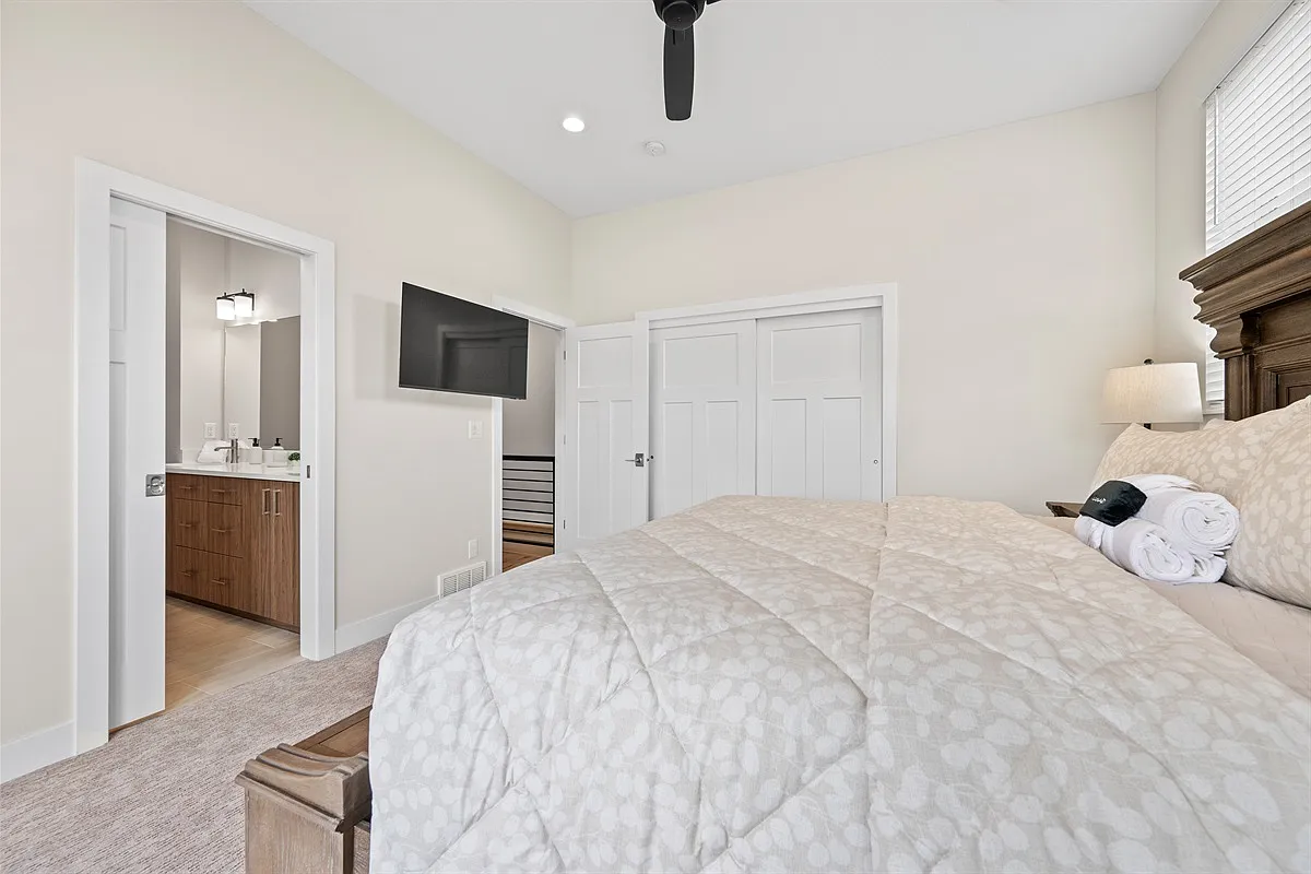 4 bed, 4.5 bath, $7,300 — Photo 4