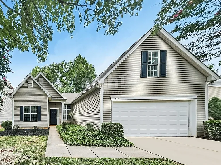 9818 Highlands Crossing Dr — Photo 1