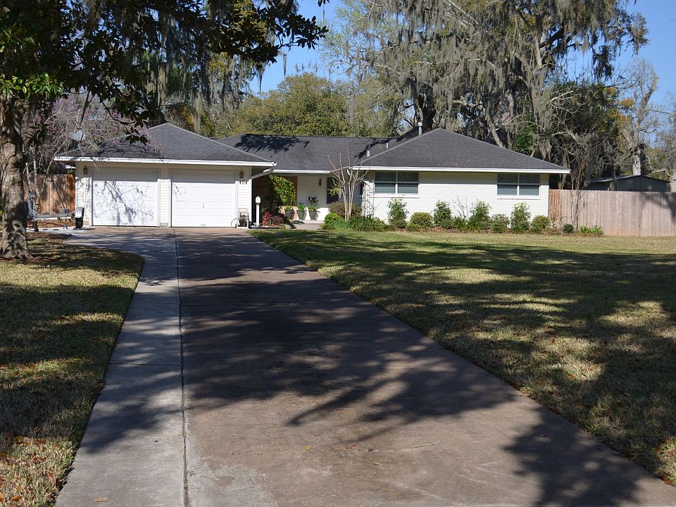 404 Oak Dr.