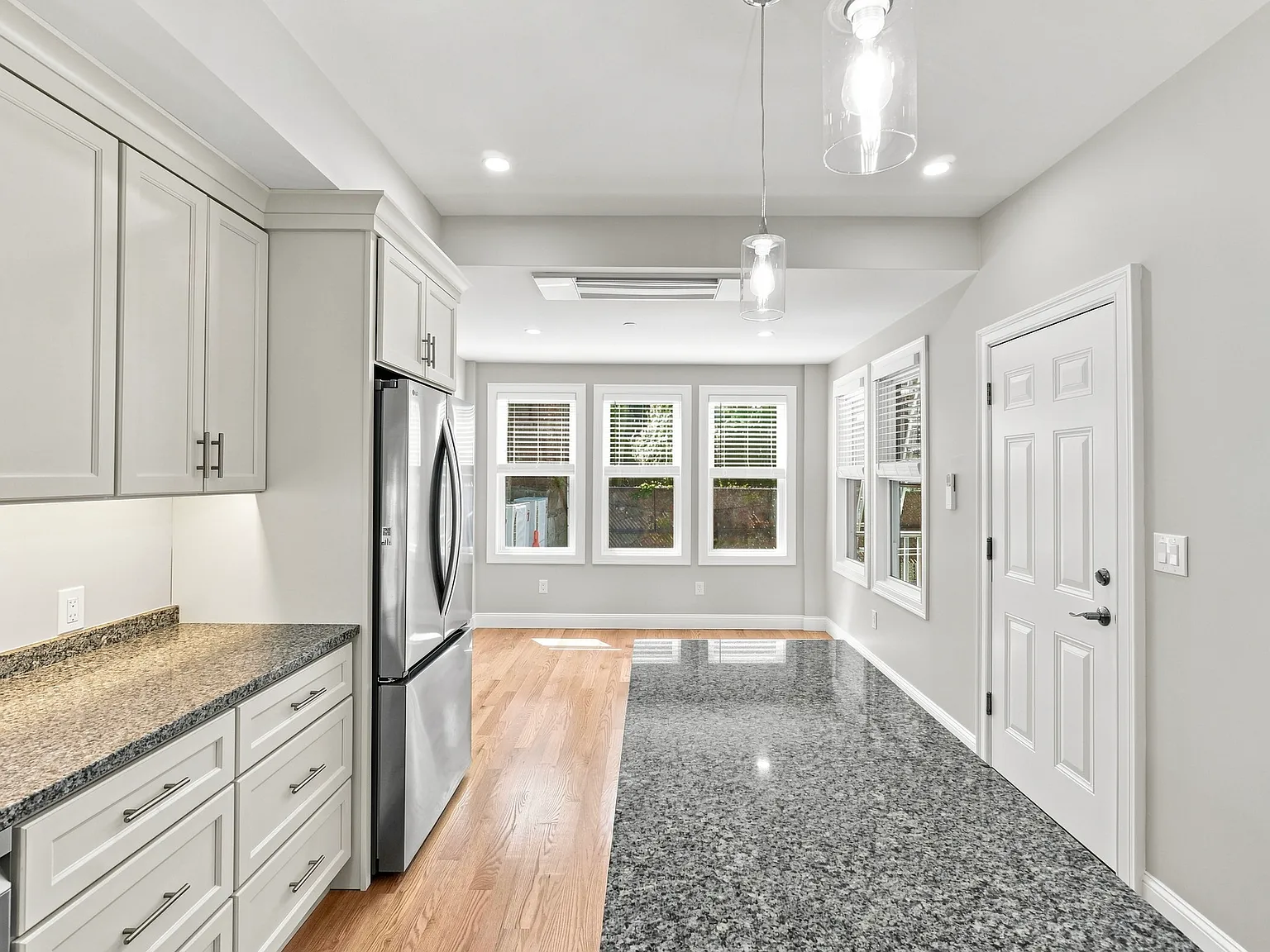 2 bed, 1.5 bath, 1200 sqft, $4,500 — Photo 2