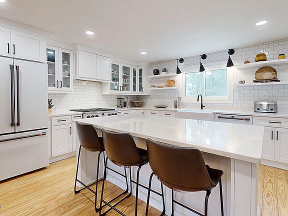 4th image of 2300 Long Run Rd