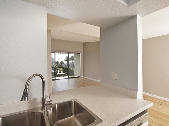 3rd image of 906 N Doheny Dr APT 511