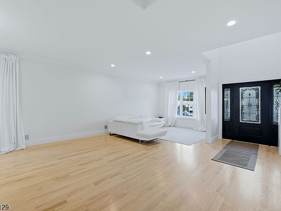 4th image of 458 Lehigh Ave