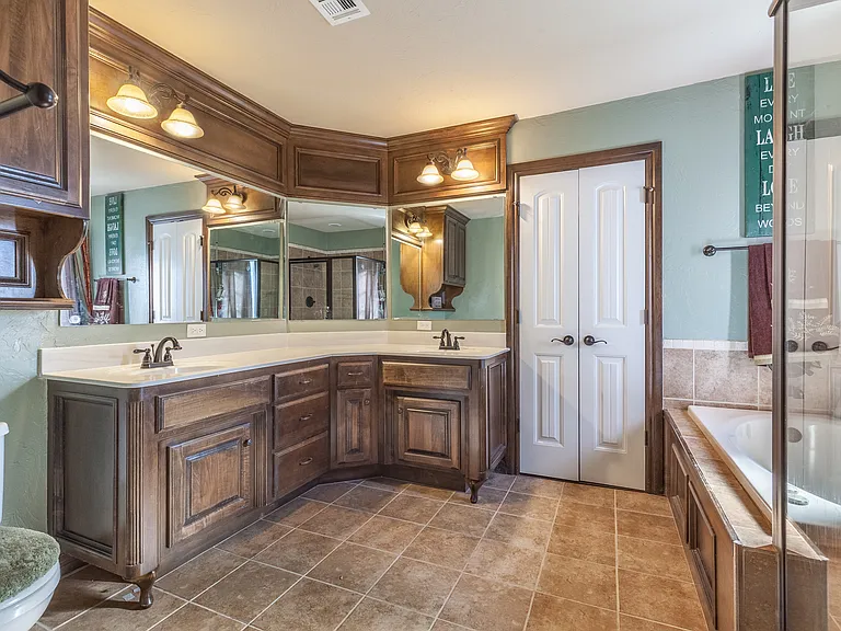 Master Bathroomom