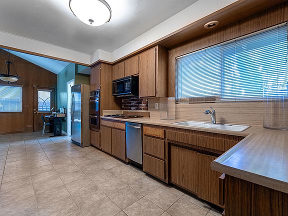 4th image of 2830 Pineland Ave