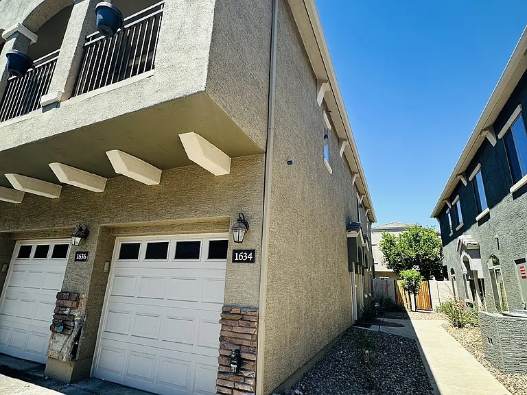 2402 E 5th St — Photo 19