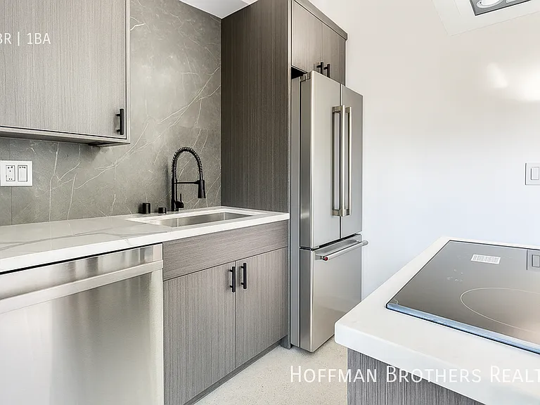 1249 1/4 N Beachwood Dr — Photo 5
