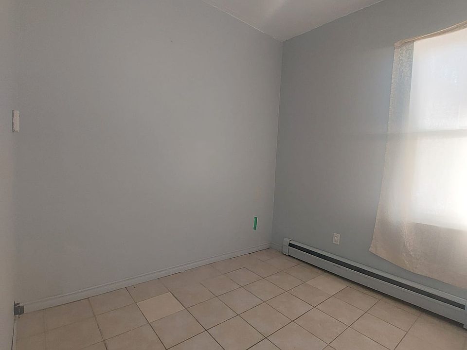 1st image of 814 Wellington St E #2