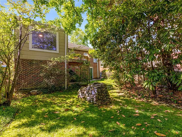 666 Yorkshire Rd NE — Photo 24