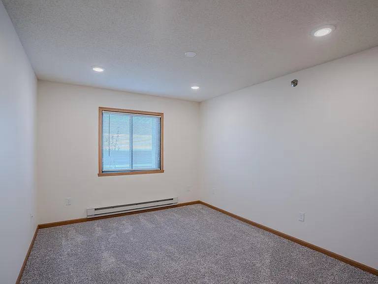 Fargo, ND Lake Crest Apartments | 21E | Bedroom