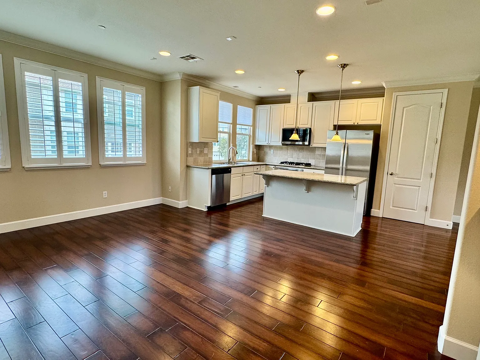3 bed, 2.5 bath, 1812 sqft, $6,200 — Photo 4