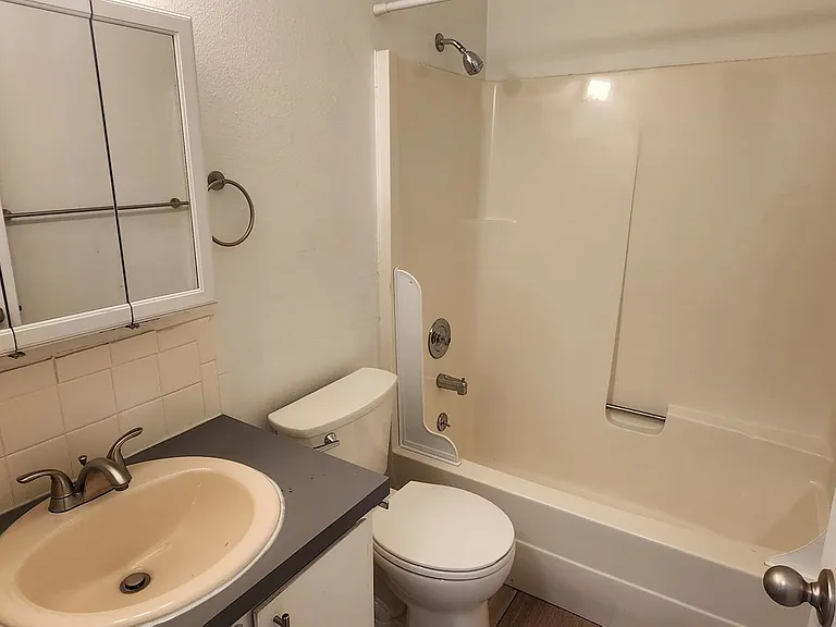 Altamont Apartments — Photo 11