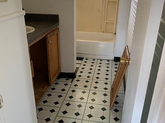 5th image of 2415 Redwood St