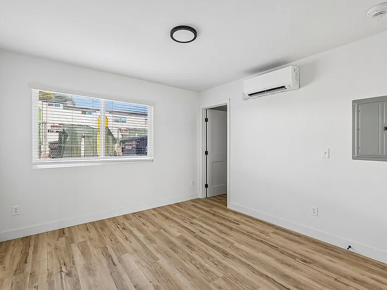 The Crest |NEWLY Renovated Studios, Lofts, 1, 2 & 3 Bedroom Homes Near the Beach — Photo 13