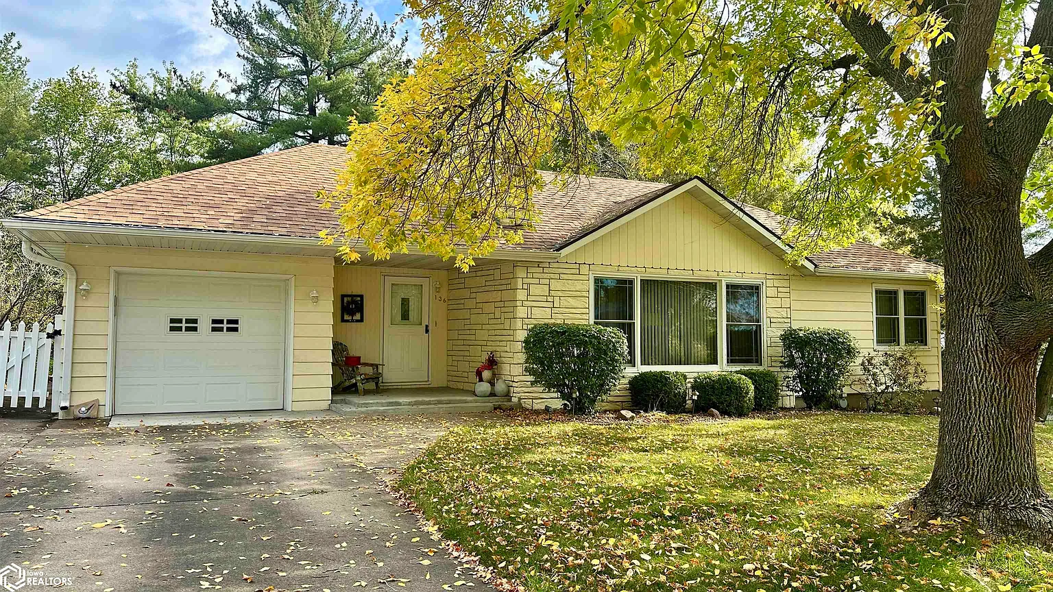 136 Solar Dr photo 1