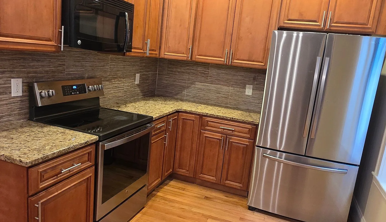 Perfect Apt: Modern, Sunny & Spacious! Apt in The Perfect Location near BU Campus with Heat and H... — Photo 1