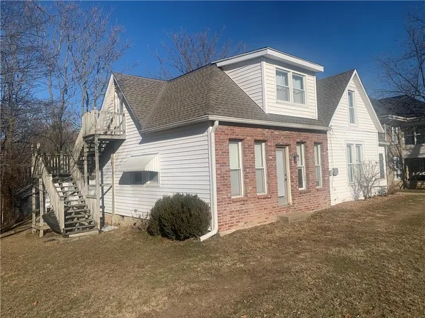 14 W 7th St, Parkville, MO 64152