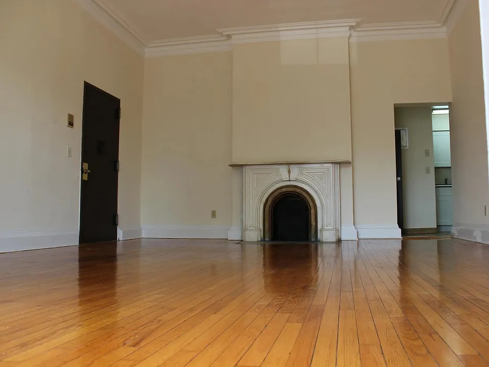Super spacious living room with large bay windows and high ceiling (Continued)