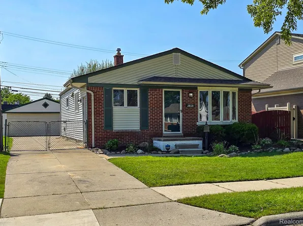 28121 Gladstone St, Saint Clair Shores, MI 48081