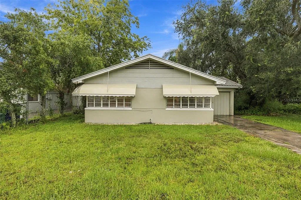 2 bed, 1.0 bath, 885 sqft, $1,795 — Photo 2