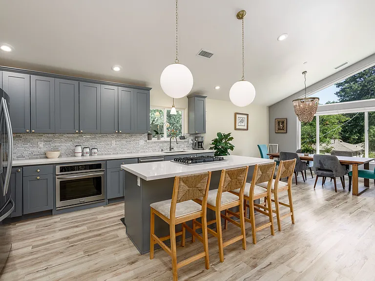 718 Walnut Ave — Photo 1