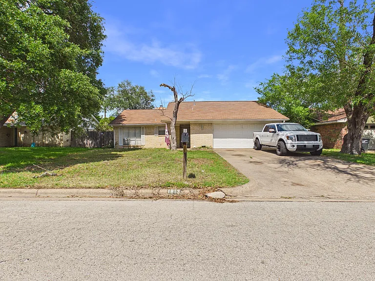 1813 Langford St — Photo 8