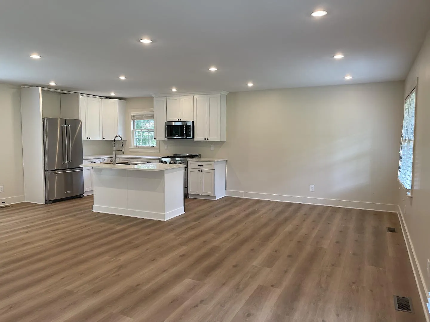 712 E Magnolia Ave — Photo 2