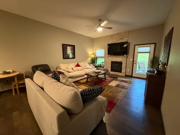 15 Holiday Ridge Ln, Coralville, IA 52241